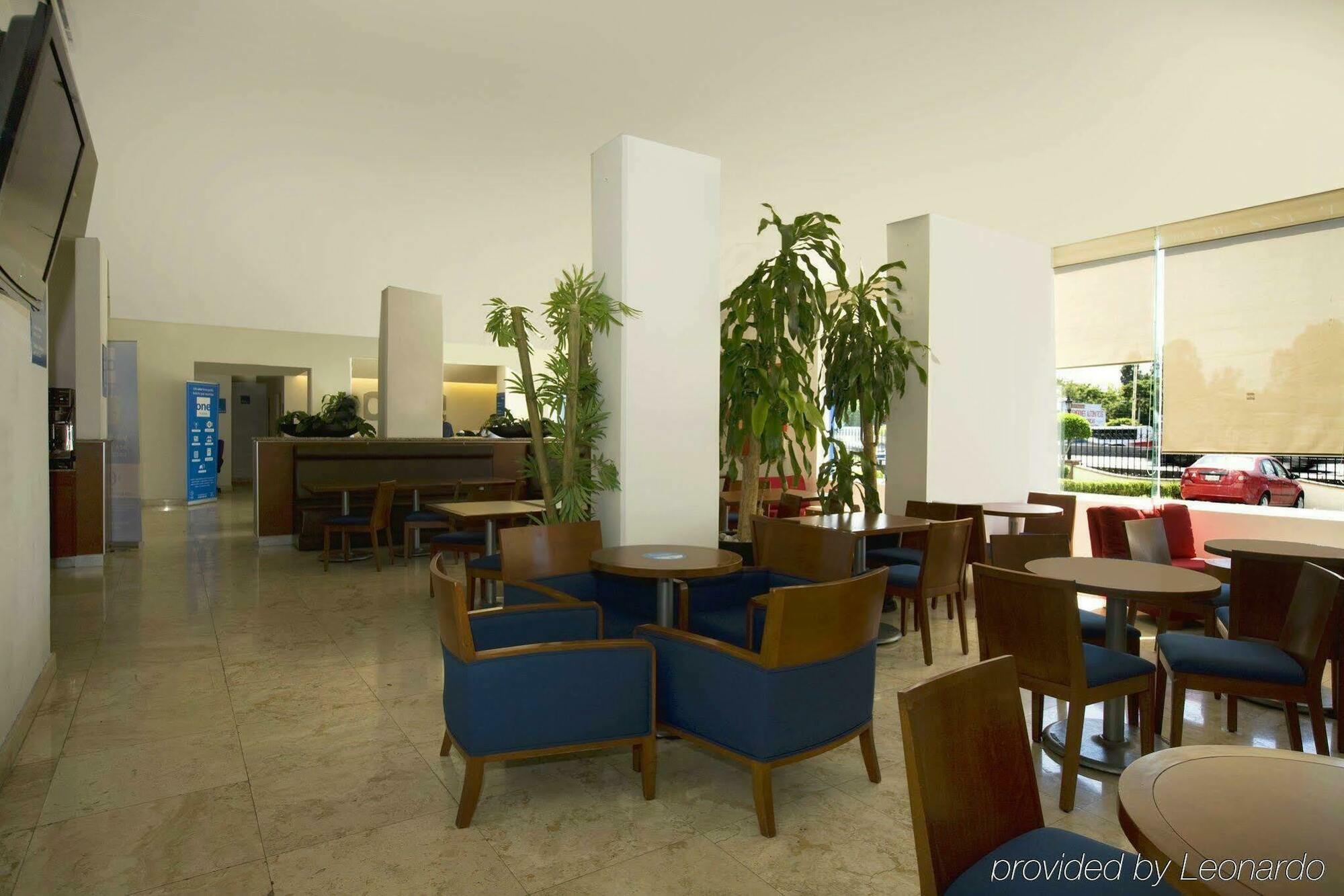 One Queretaro Plaza Galerias Hotel Restoran gambar